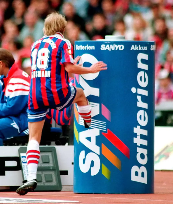 克林斯曼一腳踢破廣告桶成就了傳奇